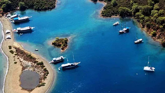 Yeşil ile mavinin buluştuğu Turkuaz koylar misafirlerini bekliyor