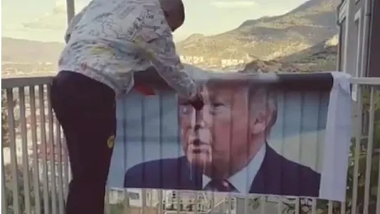 Yazar Ertoşi, Trump'ın fotoğrafını yaktı