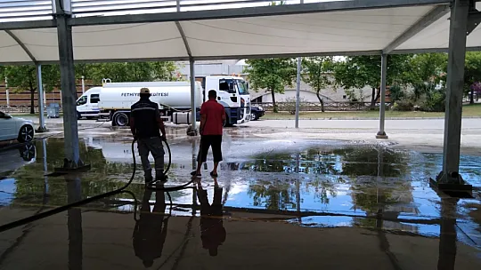 Camiler ve belirlenen noktalarda hummalı çalışma sürüyor