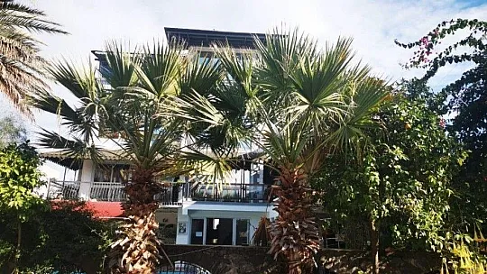 Yıkım kararı çıkan apart otel boşaltılıyor