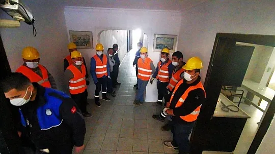 Yıkım kararı çıkan apart otel boşaltılıyor