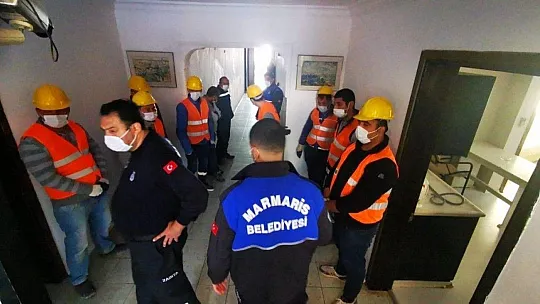 Yıkım kararı çıkan apart otel boşaltılıyor