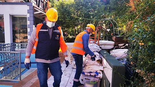 Yıkım kararı çıkan apart otel boşaltılıyor