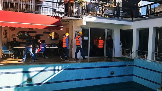 Yıkım kararı çıkan apart otel boşaltılıyor
