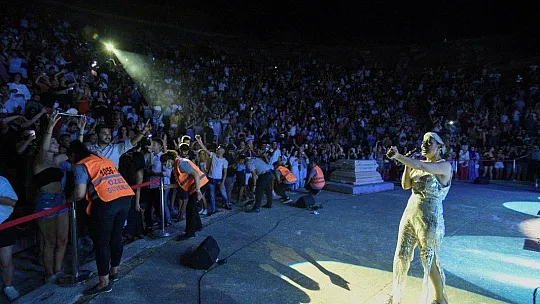 Yıldız Tilbe Bodrum'u salladı