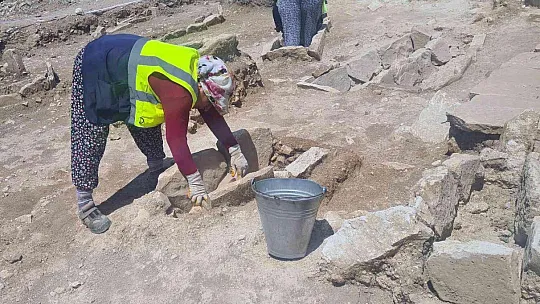 YK ENERJİ BÜNYESİNDE ÇALIŞAN 30 KÖYLÜ KADIN, 5 BİN YILLIK TARİHİ GÜN YÜZÜNE ÇIKARIYOR