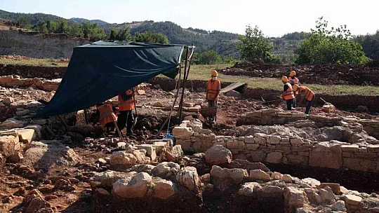 YK ENERJİ BÜNYESİNDE ÇALIŞAN 30 KÖYLÜ KADIN, 5 BİN YILLIK TARİHİ GÜN YÜZÜNE ÇIKARIYOR