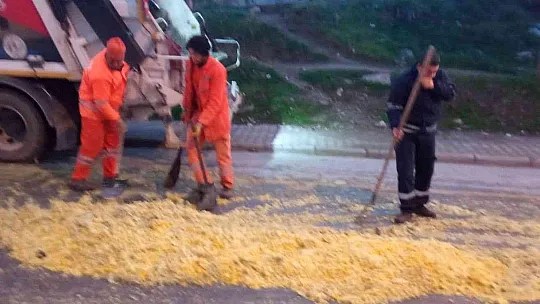 Yola dökülen meyve püresi tehlike oluşturdu