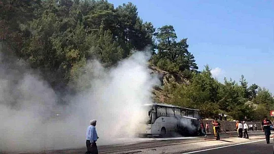 YOLCU OTOBÜSÜ ALEV ALEV YANDI