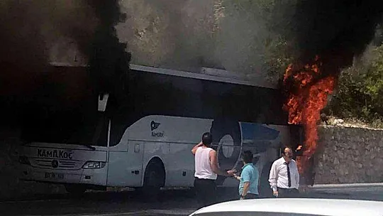 YOLCU OTOBÜSÜ ALEV ALEV YANDI