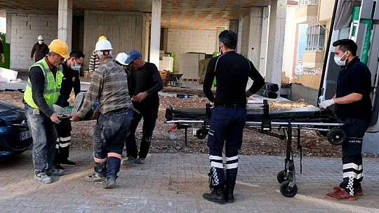 Yüksekten düşerek yaralanan inşaat işçisi hastaneye kaldırıldı
