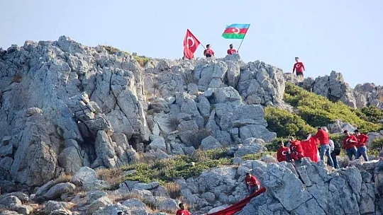 Yunan adalarına karşı dev Türk bayrağı astılar