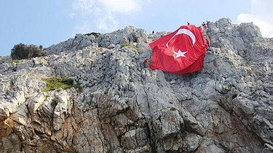 Yunan adalarına karşı dev Türk bayrağı astılar