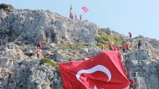 Yunan adalarına karşı dev Türk bayrağı astılar