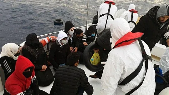 Yunan Sahil Güvenliği 28 göçmeni Türk karasularına itti