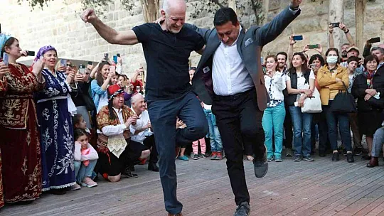 Yunanistan eski Başbakanı Papandreou sirtakiyi bırakıp, Başkan Aras'la zeybek oynadı