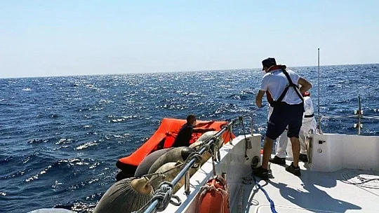 Yunanlılar 54 göçmeni can salına doldurup Türk karasularına itti