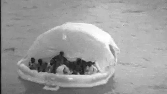Yunanlılar, botlarına el koyup, can salı ile ölüme terk etti