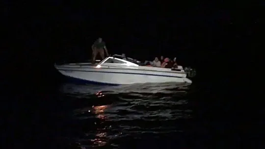 Yunanlılar çocukların da bulunduğu 19 kişiyi ölüme terk etti