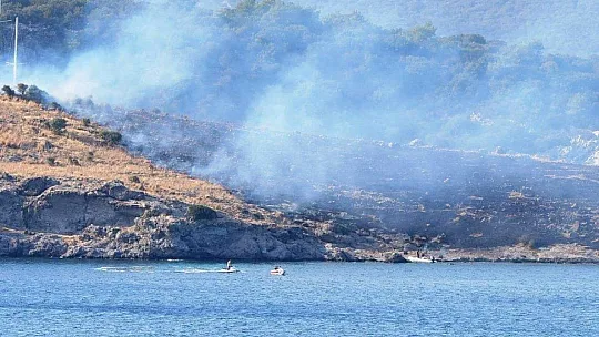 Yüzerek gidip yangını söndürdüler
