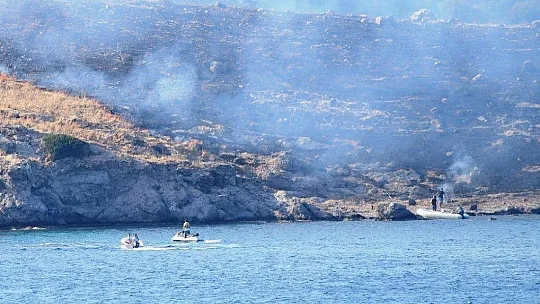 Yüzerek gidip yangını söndürdüler