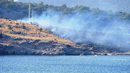Yüzerek gidip yangını söndürdüler