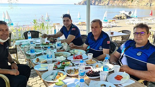 Karaca, Zabıta personeliyle bir arada