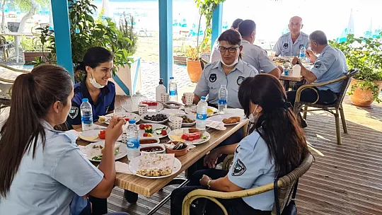 Karaca, Zabıta personeliyle bir arada