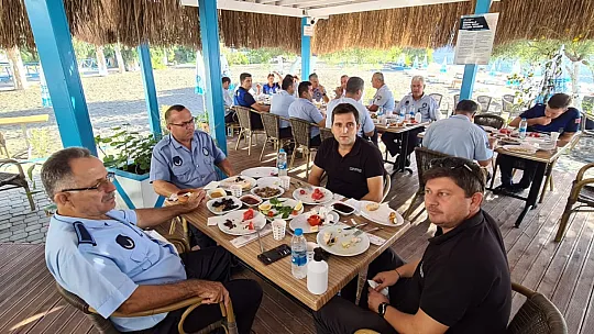 Karaca, Zabıta personeliyle bir arada
