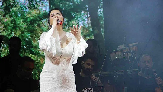 Zara, söylediği şarkılarla tatilcilere unutulmaz bir gece yaşattı