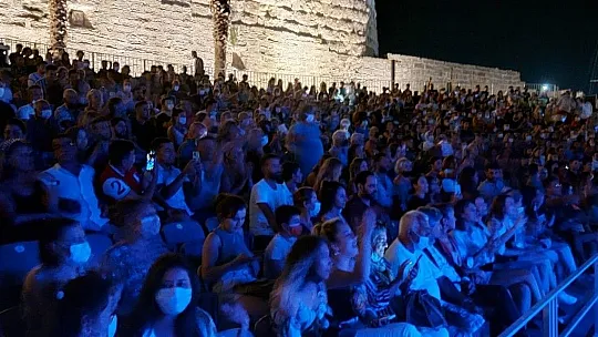 Zehra, Bodrum kalesinde fırtına gibi esti