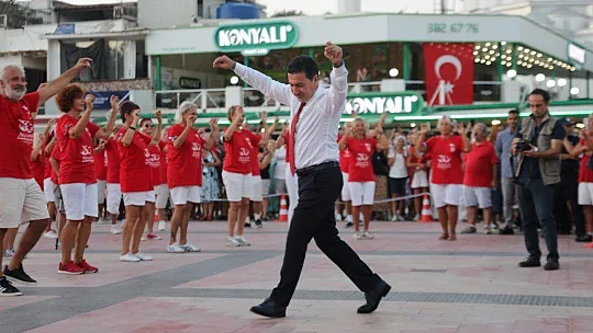 YÜZLERCE KİŞİ ZEYBEK OYNADI