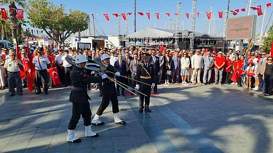 YÜZLERCE KİŞİ ZEYBEK OYNADI