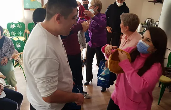 Engelleri Aşan Okul'dan yaşlılara ziyaret