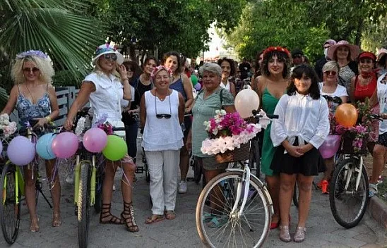 Fethiye'de 'Süslü Kadınlar Bisiklet Turu' gerçekleşti
