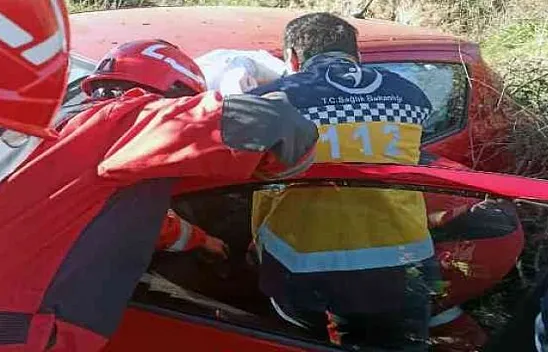 KONTROLDEN ÇIKAN OTOMOBİL TARLAYA UÇTU: 1 ÖLÜ