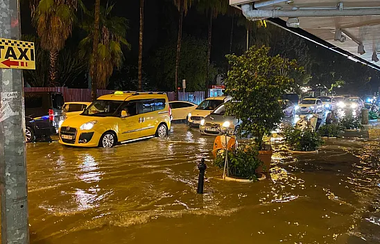 Sağanak yağış Fethiye'de trafiği felç etti