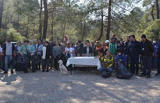 Sevgilerini, temizlik yaparak gösterdiler