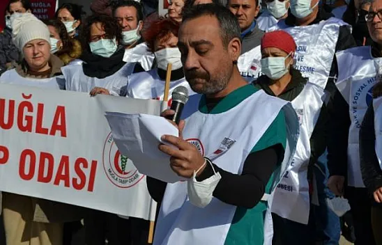 Tıp Bayramı'nda doktorlardan eylem
