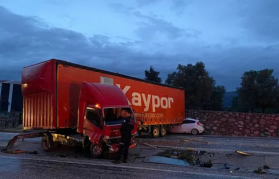 TIR VE OTOMOBİL ÇARPIŞTI