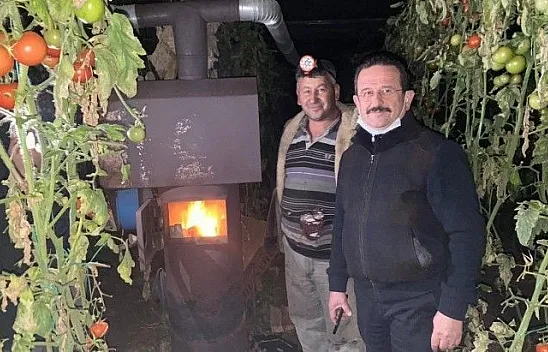 Başkan Öztürk, üreticiyle don nöbetindeydi