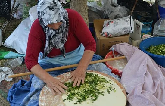 Beşkaza Meydanı'ndaki stantlar ilgi görüyor