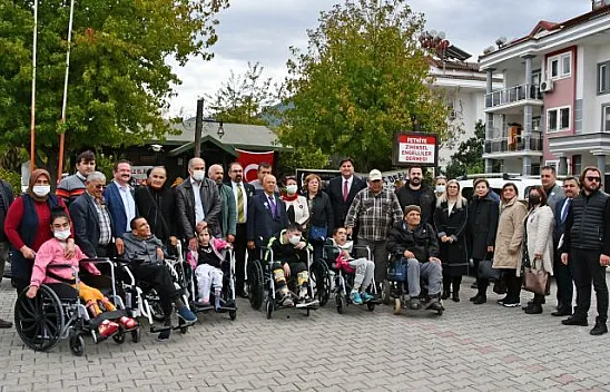 Engelli Çocukları Sevindirdiler