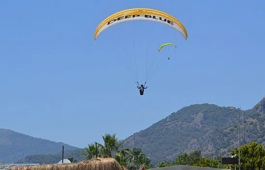 Ölüdeniz'de yerli ve yabancı turistlerden deniz keyfi