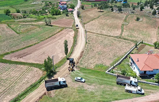 Seydikemer Belediyesi selden bozulan yolları hızla onarıyor