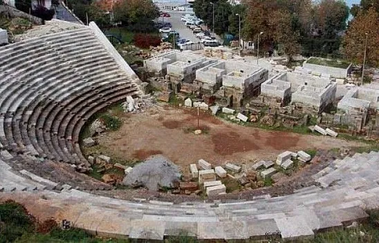 Türkiye'nin denize yakın en eski tiyatrosunun akıbeti belirsizliğini koruyor