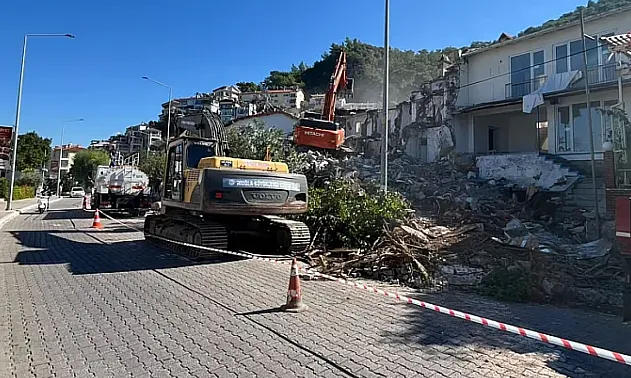 Fethiye'de depreme dayanıksız 3 bina yıkılıyor