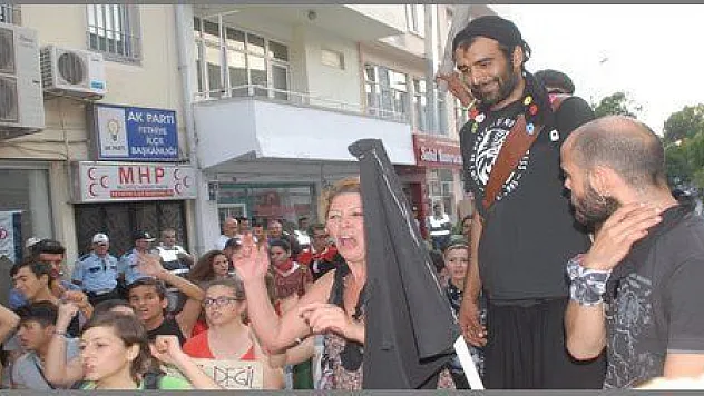 BAŞBAKANA ZIPLAMALI PROTESTO