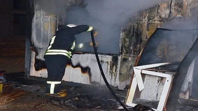 MİLAS'TA İŞÇİLERİN KALDIĞI KONTEYNERDE YANGIN ÇIKTI...