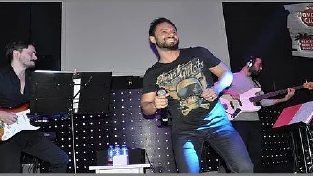 POP SANATÇISI ÖZGÜN ÖLÜDENİZDE COŞTURDU (görüntülü)